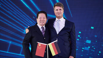 Harald Krüger (Vorstandsvorsitzender der BMW AG) mit Parteisekretär Chen Qiufa (CPC Liaoning Committee)