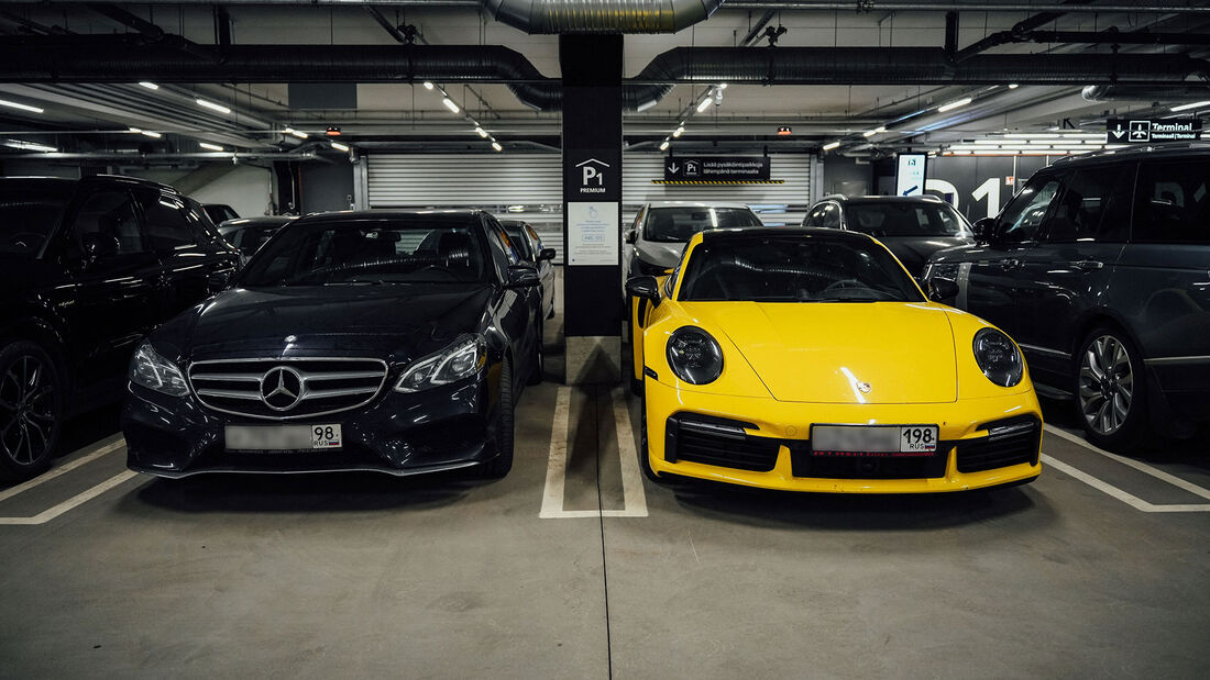 Helsinki Flughafen Parkhaus russische Autos