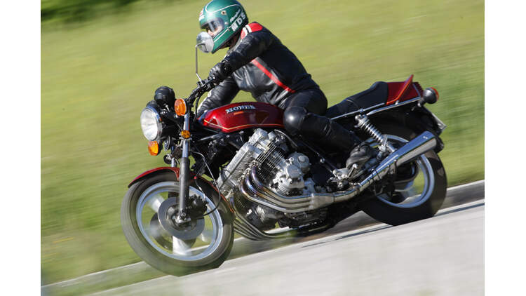 Honda Cbx Im Fahrbericht Leistungs Trager Mit Sechs Topfen Auto Motor Und Sport