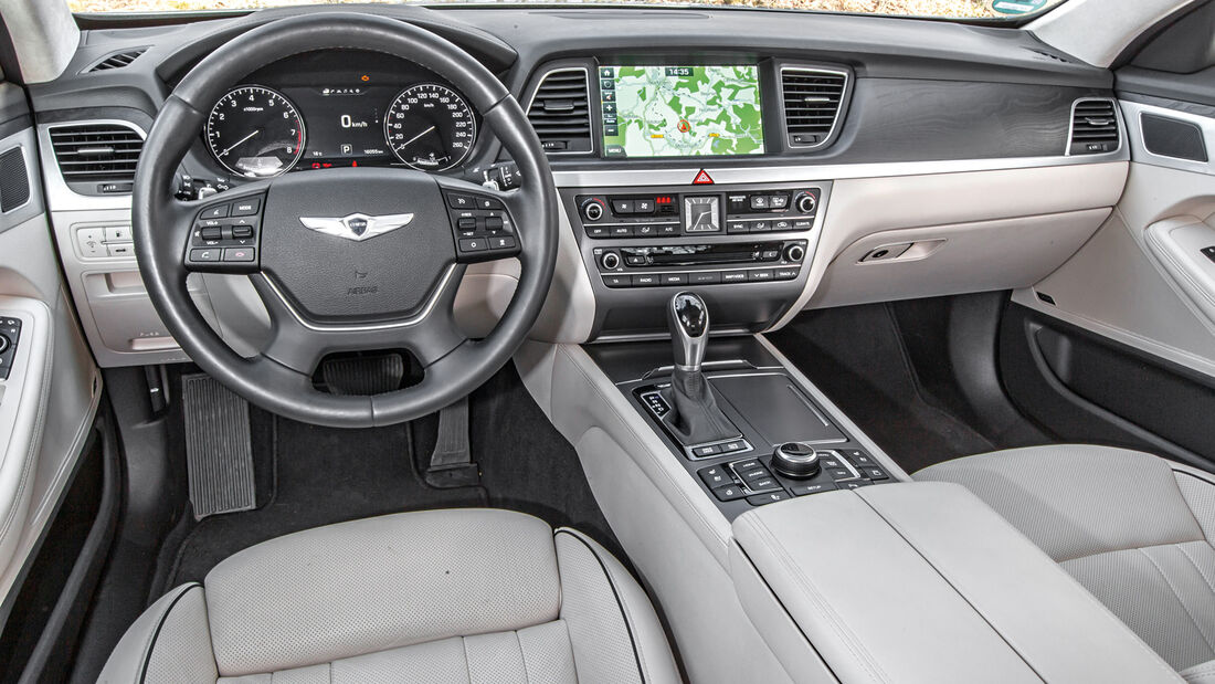 Hyundai Genesis 3.8 HTRAC, Cockpit