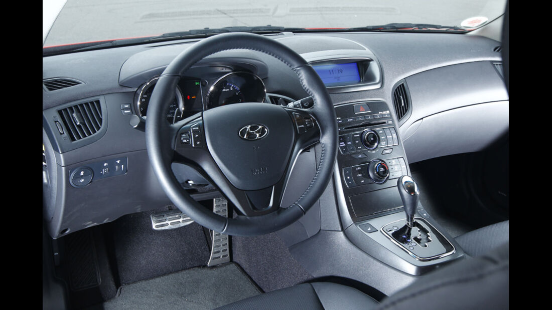 Hyundai Genesis Coupé 3.8 V6, Cockpit