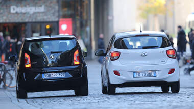 Hyundai i10 blue 1.0 Trend, VW 1.0 high up, Heckansicht