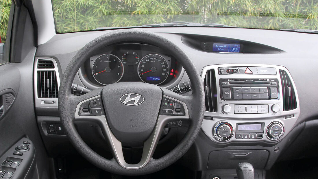 Hyundai i20 1.1 CRDi, Cockpit, Lenkrad