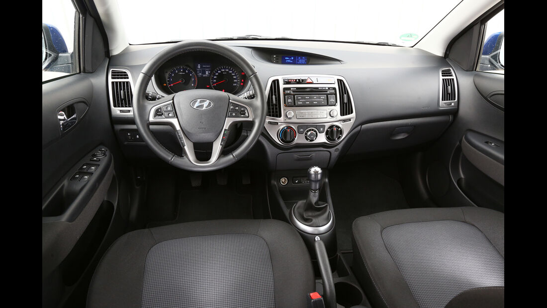 Hyundai i20 1.2, Cockpit, Lenkrad