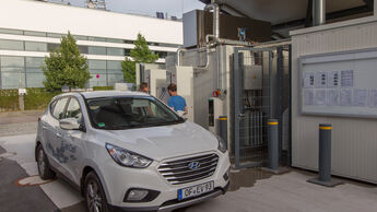 Hyundai ix35 Fuel Cell, Frontansicht, Tankstelle