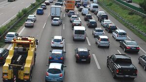 In Österreich sind ab 1. Januar 2012 alle Verkehrsteilnehmer verpflichtet, bei einem Stau eine Rettungsgasse zu bilden
