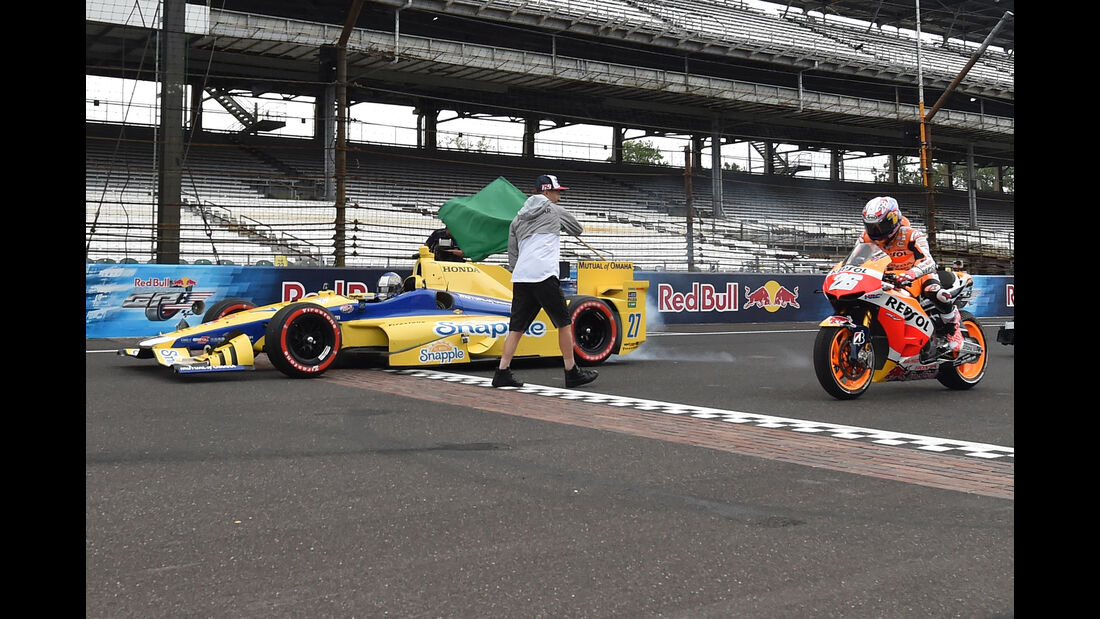 IndyCar vs MotoGP - Marco Andretti & Dani Pedrosa - Indianapolis 2015