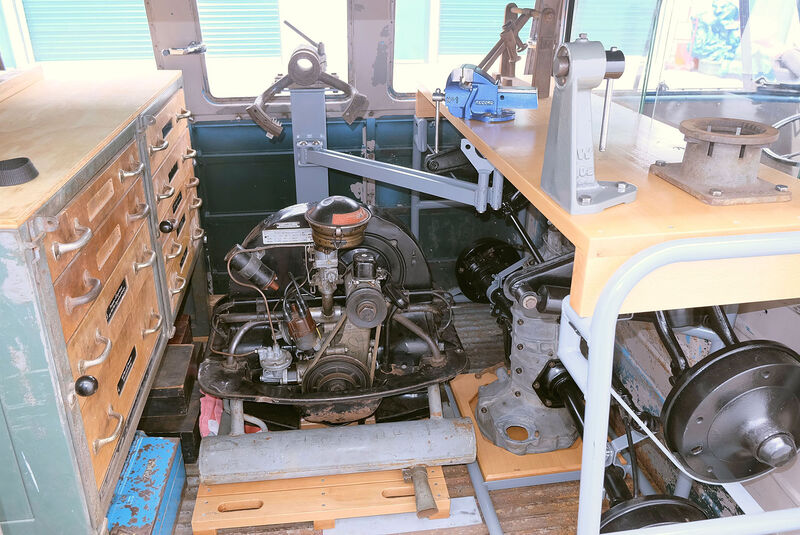 Innenraum und Motor des VW Bus T2
