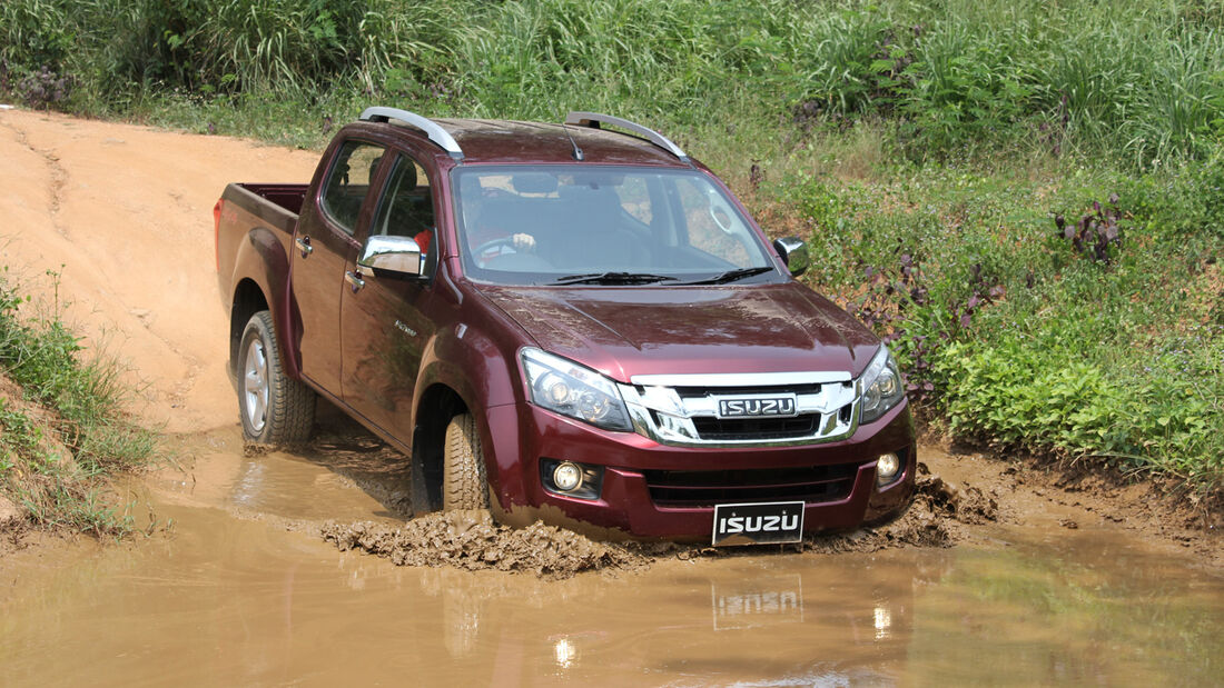 Isuzu D-Max 2,5l Double Cab 4WD, Front, Wasserdurchfahrt