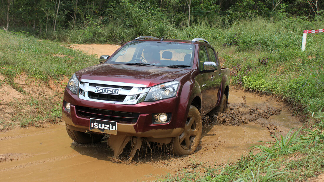 Isuzu D-Max 2,5l Double Cab 4WD, Front, Wasserdurchfahrt