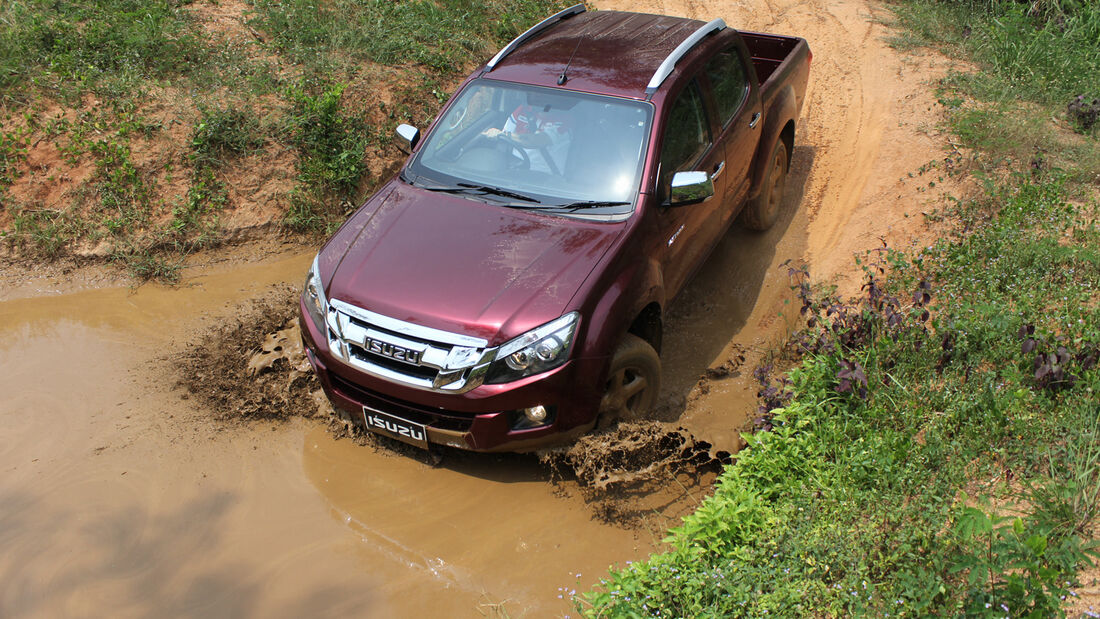 Isuzu D-Max 2,5l Double Cab 4WD, Front, Wasserdurchfahrt