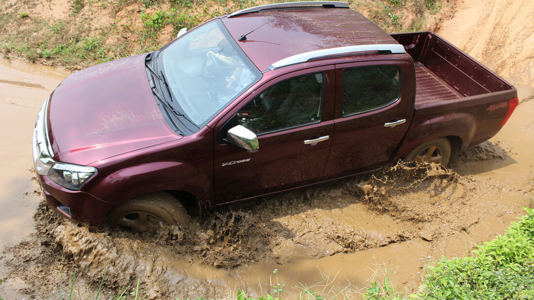 Isuzu D-Max 2,5l Double Cab 4WD, Seitenansicht Wasserdurchfahrt