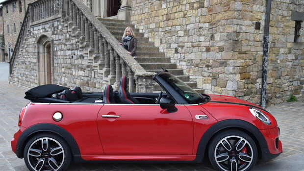 JCW Cabrio seitlich stehend Verdeck offen