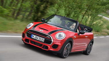 JCW Cabrio seitlich vorne fahrend
