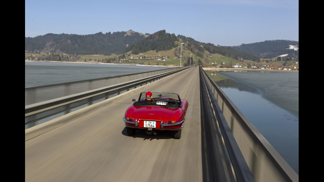 Jaguar E-Type Serie 1, Rückansicht, Brücke, Fahrt