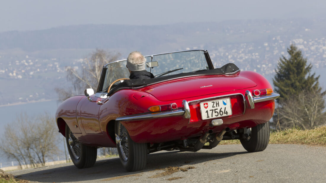 Jaguar E-Type Serie 1, Rückansicht, Fahrt