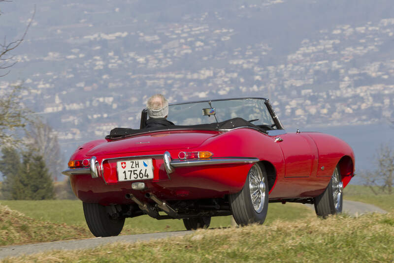 Jaguar E-Type Serie 1, Rückansicht, Fahrt