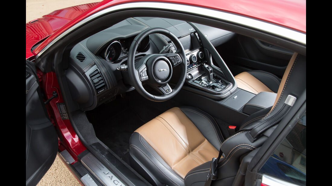 Jaguar F-Type R AWD Coupé, Cockpit