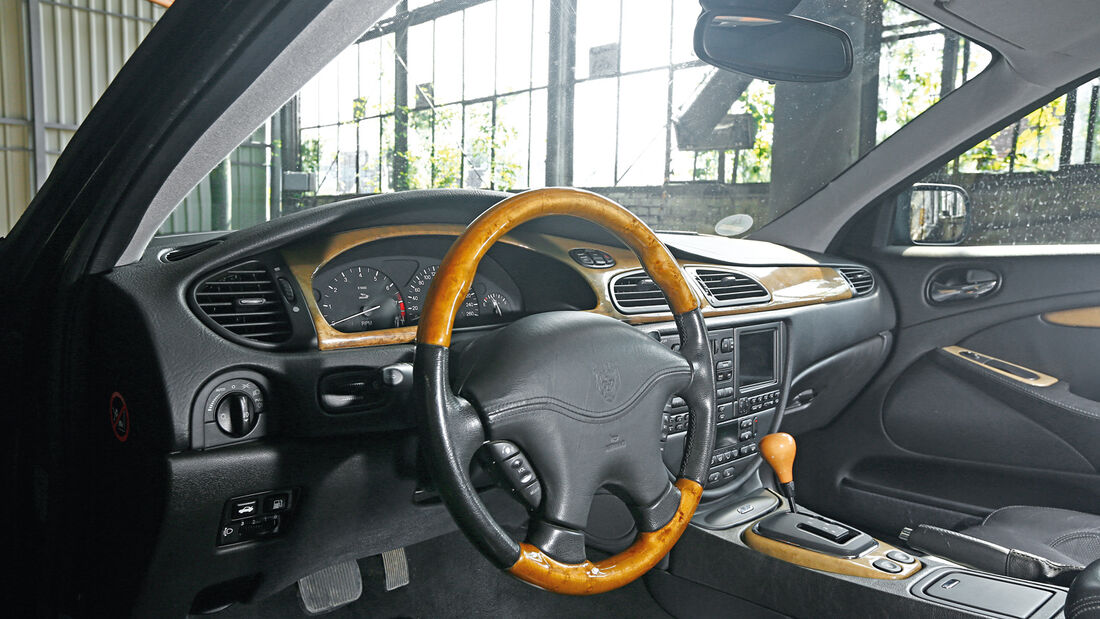 Jaguar S-Type V8, Cockpit