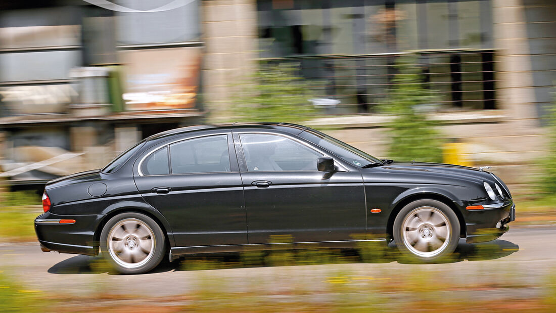 Jaguar S-Type V8, Seitenansicht