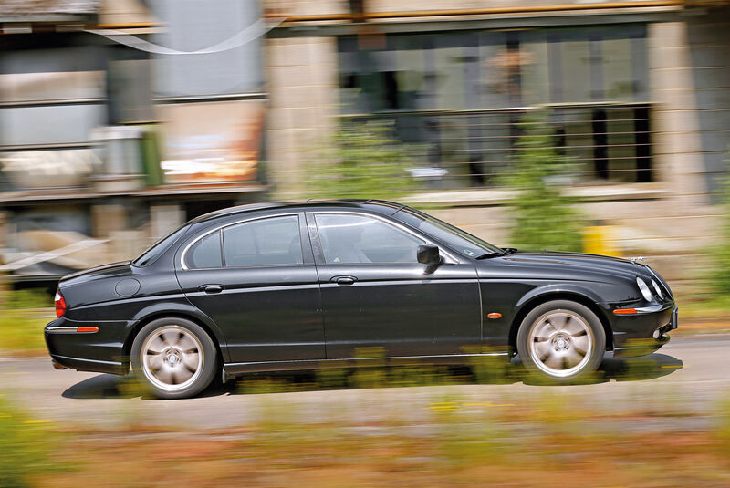 Jaguar S-Type V8, Seitenansicht