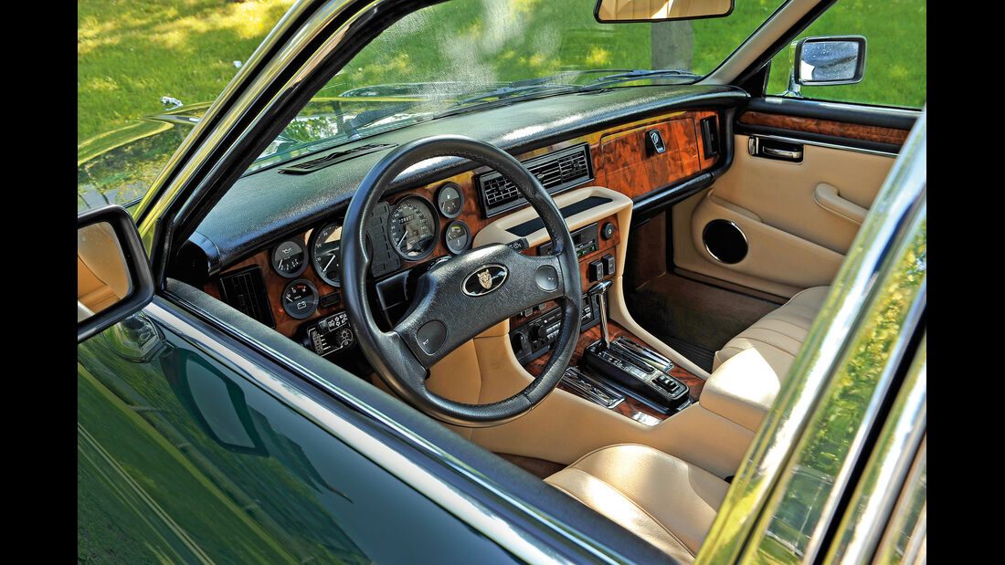 Jaguar  V12, Lenkrad, Cockpit