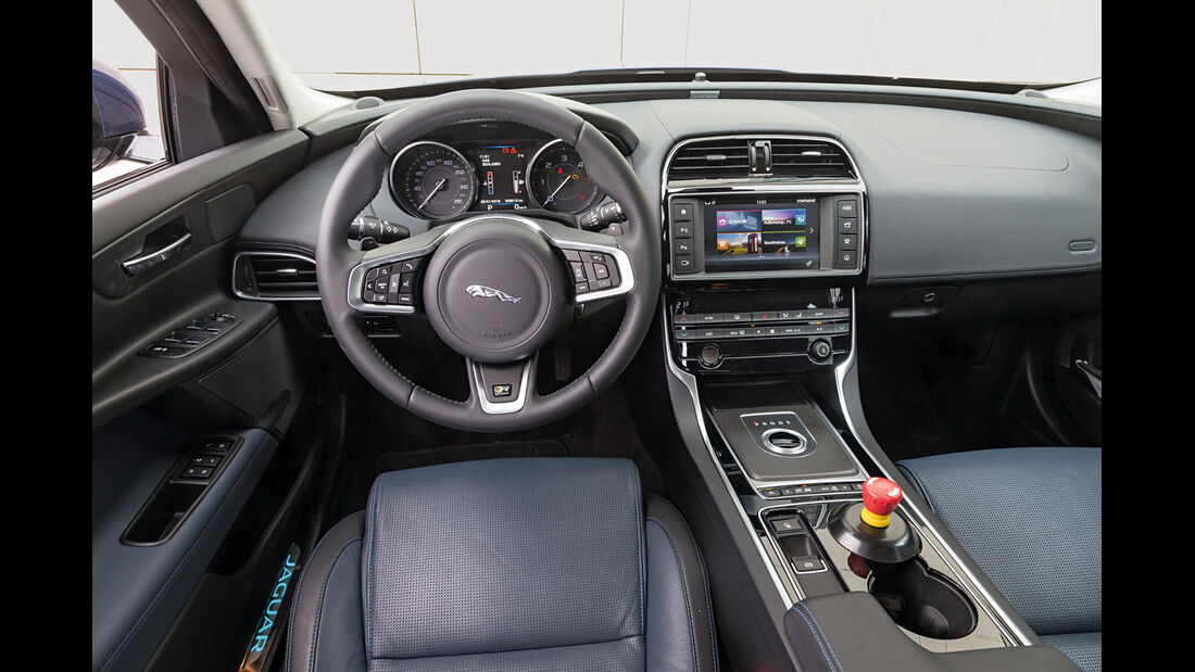 Jaguar XE 20d, Cockpit