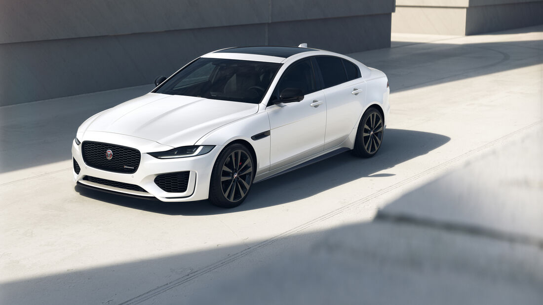 Jaguar XE R-Dynamic Black