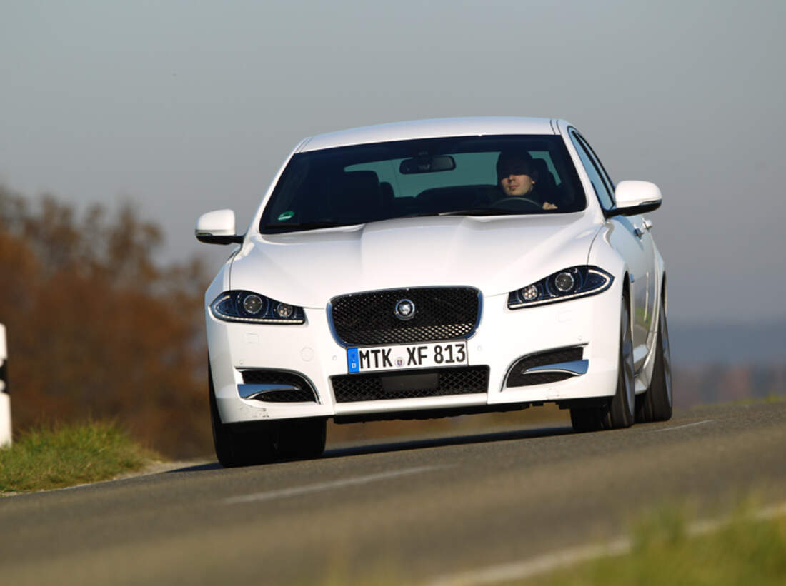 Jaguar XF 2.2 D und Mercedes E 220 CDI im Test: Vernunftdiesel - auto ...