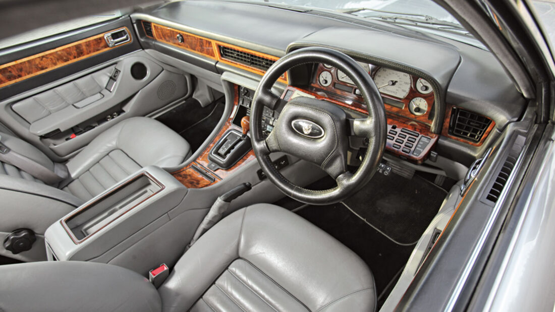 Jaguar XJ 40 Stealth 340 Biturbo, Cockpit