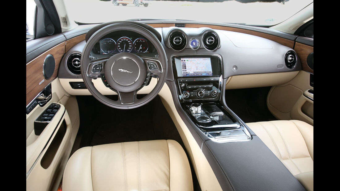 Jaguar XJ, Cockpit