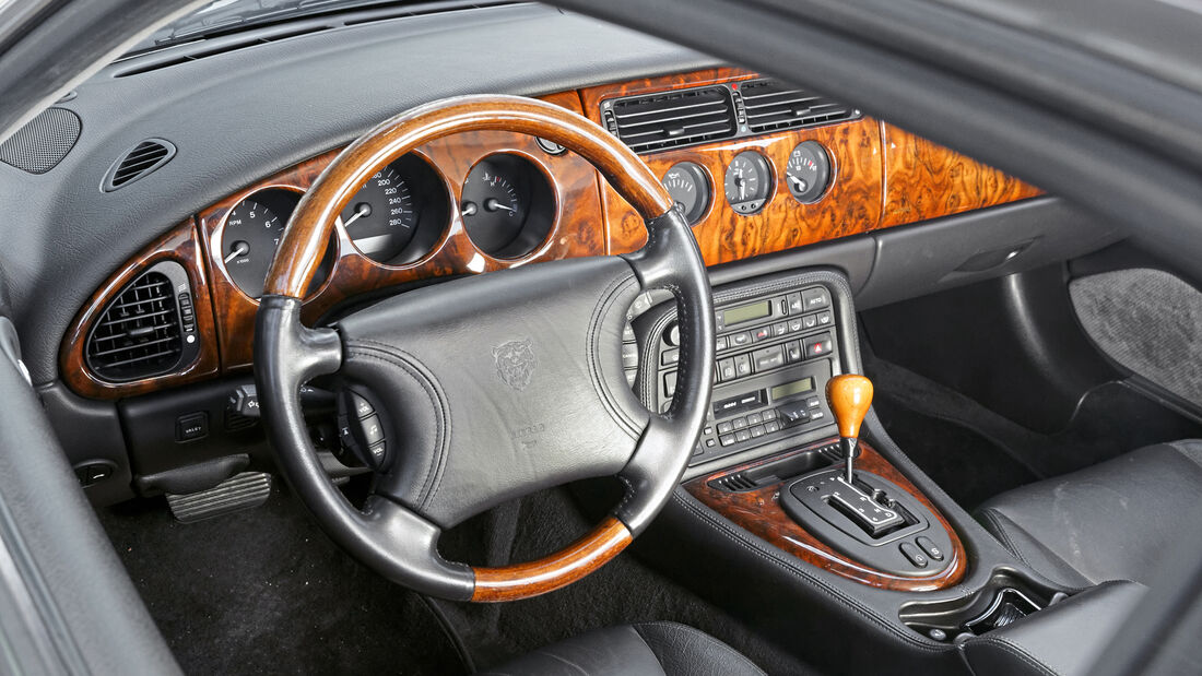 Jaguar XK8 Coupé, Interieur