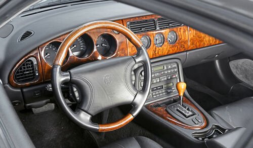 Jaguar XK8 Coupé, Interieur