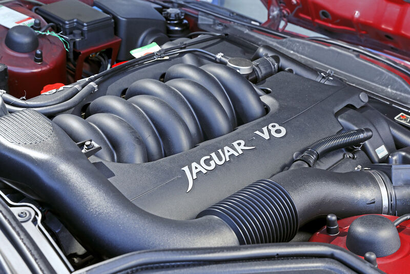 Jaguar XK8 Coupé, Motor