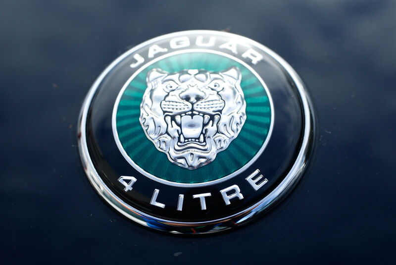 Jaguar XK8, Emblem