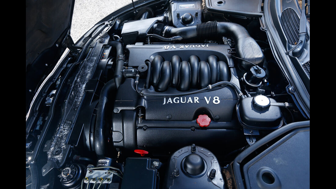 Jaguar XK8, Motor
