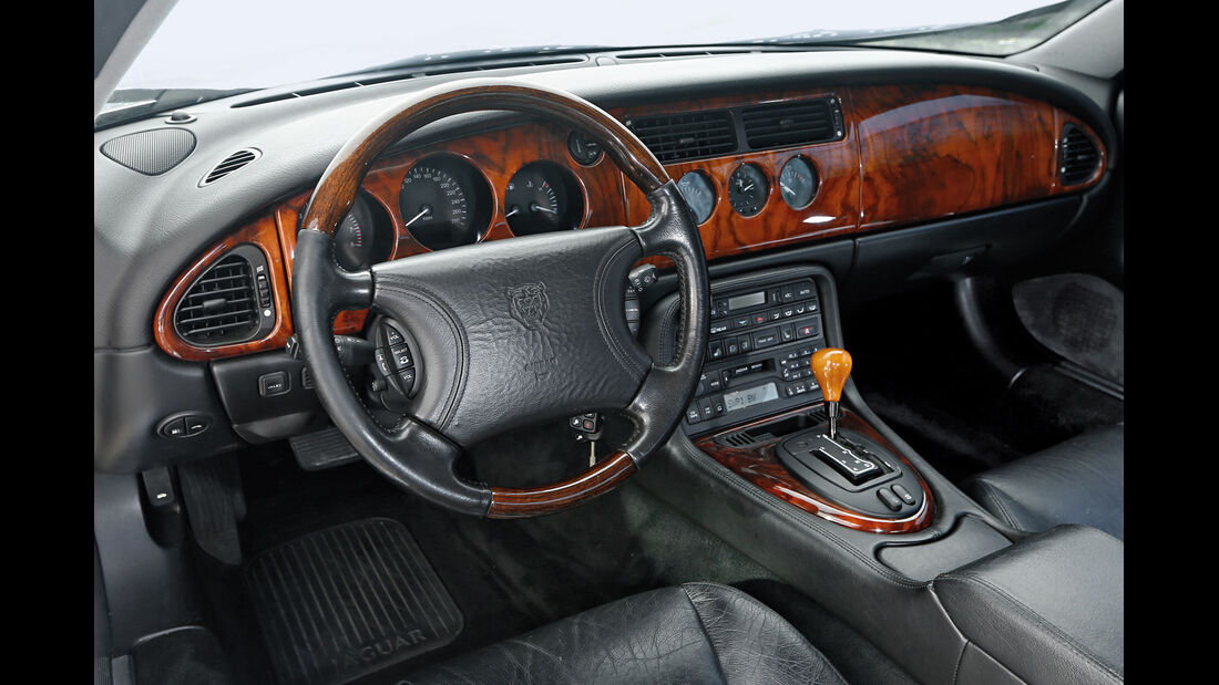 Jaguar XK8 (X100), Cockpit