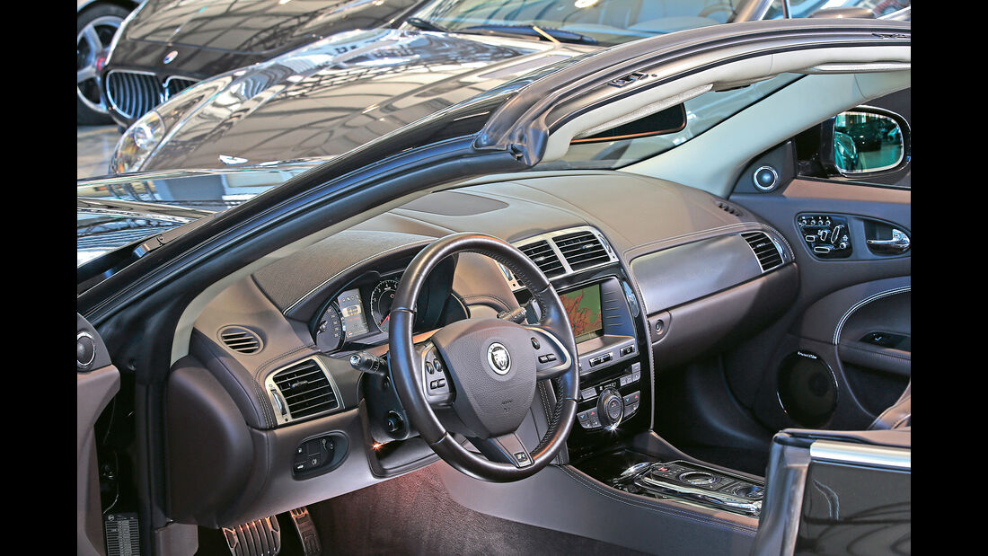Jaguar XKR, Cockpit