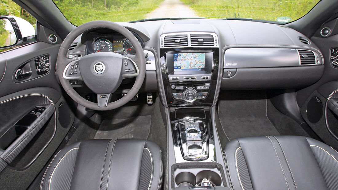 Jaguar XKR-S Cabrio, Cockpit