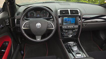 Jaguar XKR-S Cabrio, Cockpit