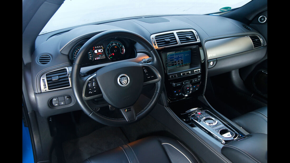 Jaguar XKR-S, Cockpit