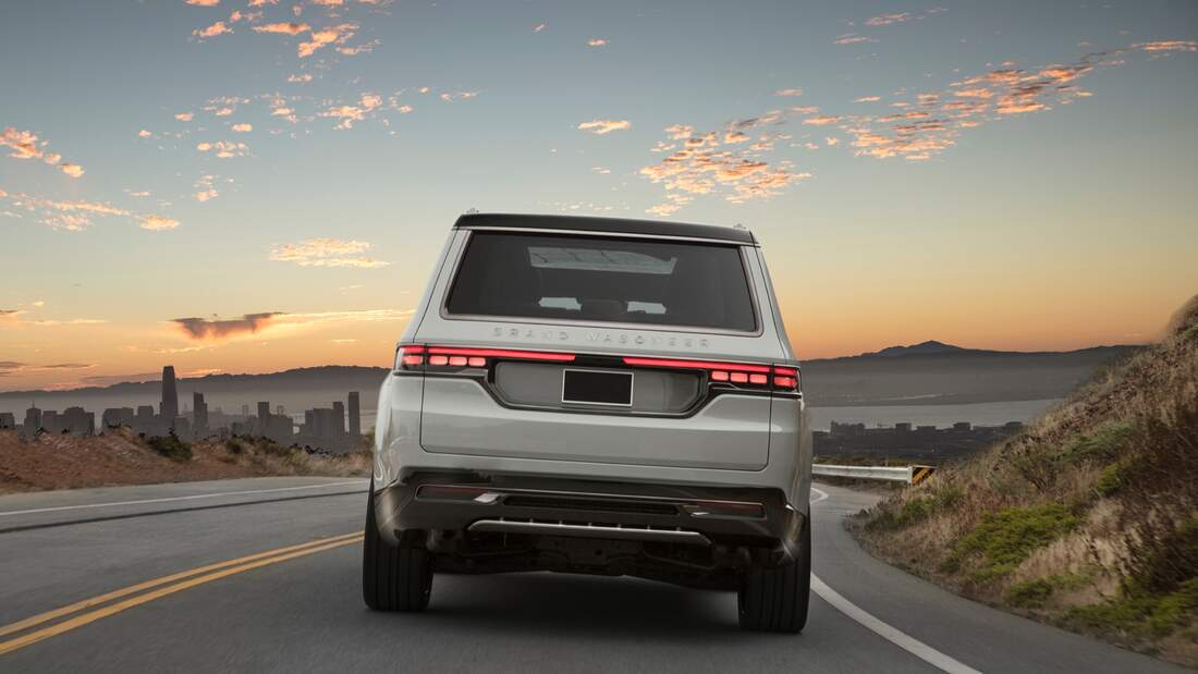Jeep-Grand-Wagoneer-Concept-2021-169Gallery-250d6f1b-1720189.jpg