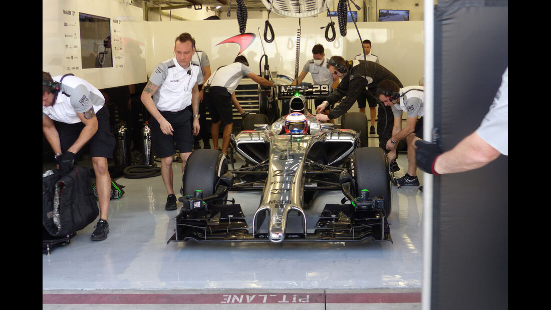 Jenson Button - McLaren - Formel 1 - Test - Bahrain - 21. Februar 2014