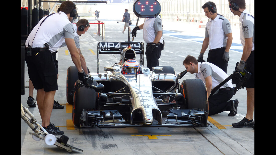 Jenson Button - McLaren - Formel 1 - Test - Bahrain - 22. Februar 2014