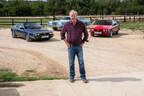 Jeremy Clarkson vor seinem 1982er Lancia Montecarlo Spider, 1978er Lincoln Continental Mark V und 1983er Alfa Romeo GTV6 (von links)