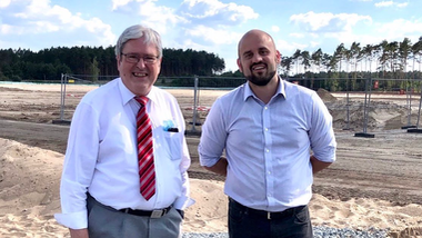 Jörg Steinbach (link) und Evan Horetsky auf der Gigafactory-Baustelle 
