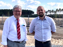 Jörg Steinbach (link) und Evan Horetsky auf der Gigafactory-Baustelle 