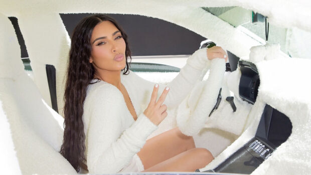 Kim Kardashian Lamborghini Urus Fell Bezug weiß