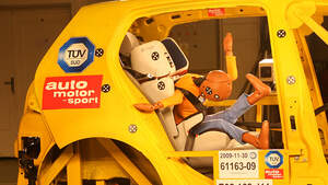 Kindersitzcrashtest auto motor und sport