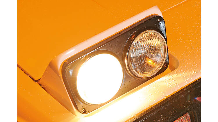 Youngtimer Mit Klappscheinwerfern Augen Auf Licht An Auto Motor Und Sport
